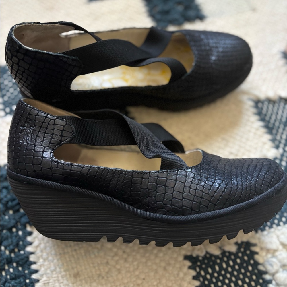 Fly London Black Leather Wedges - Snake Embossed Detail - Like New! Size 38/7.5 - Picture 3 of 8